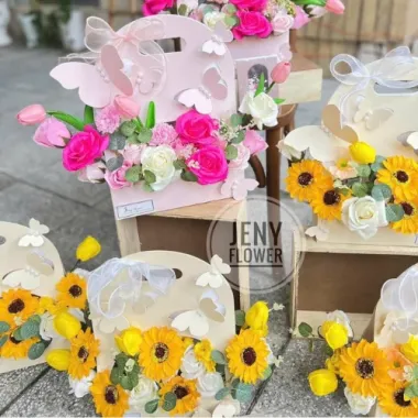Giỏ Hoa Bướm Hoa Sáp – Món Quà Vĩnh Cửu Lan Tỏa Yêu Thương Từ Trái Tim