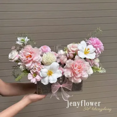 Khám Phá Giỏ Mica Hoa Sáp Mix Hoa Lụa: Món Quà Vĩnh Cửu Tinh Tế Cho Mọi Dịp Đặc Biệt