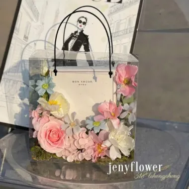 Túi Hoa Sáp Quai Đen: Món Quà Tinh Tế, Gửi Trọn Yêu Thương Bền Lâu